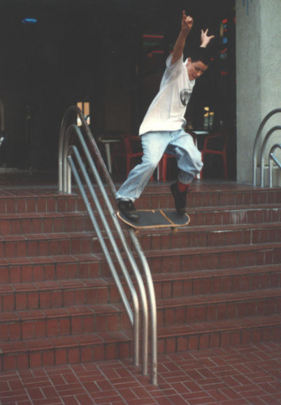 Sam Mosely nose slides the Pickwick handrail