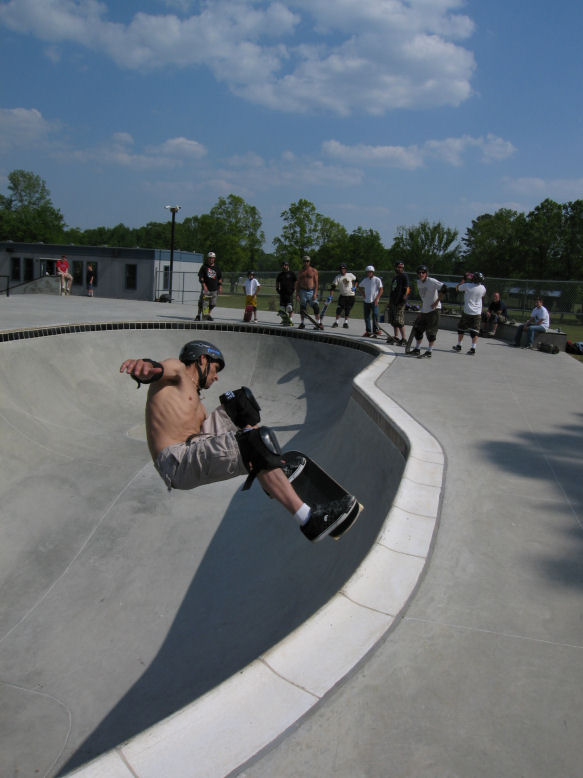Shawn Coffman floats a lien-to-tail as the crowd looks on